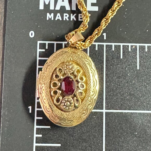 Gold Tone Chain Necklace Oval Photo Locket and Red Stone Marked ADF - Picture 9 of 9